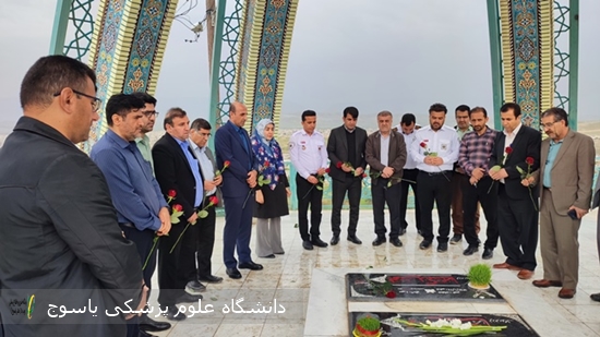 سرپرست-دانشگاه-علوم-پزشکی-با-همراهی-جمعی-از-مسئولین-دانشگاه-و-متولیان-سلامت-کهگیلویه-با-شهدای-گمنام-شهر-دهدشت-تجدید-بیعت-کردند·